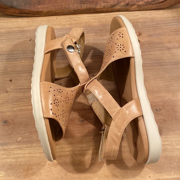 Unstructured by Clarks tan sandals, size 7 1/2, good preloved condition - Picture 3 of 7